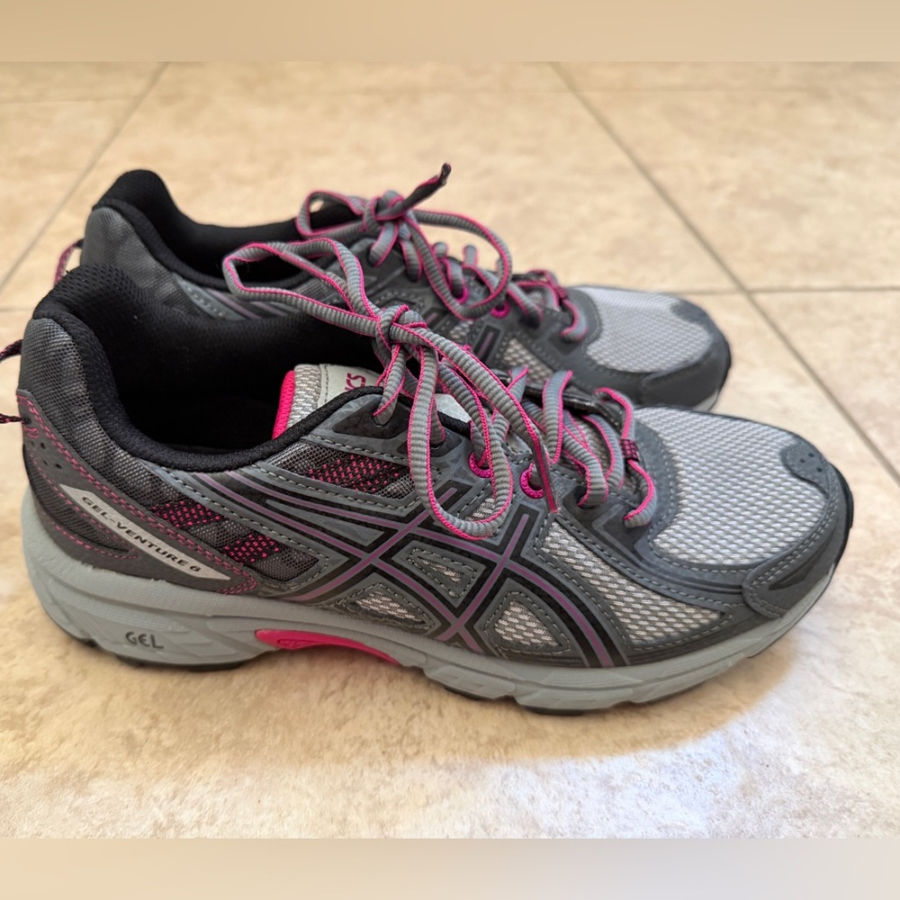 ASICS Gray Sneakers/ Running Shoes with Pink Accents, SIZE 8 1/2
